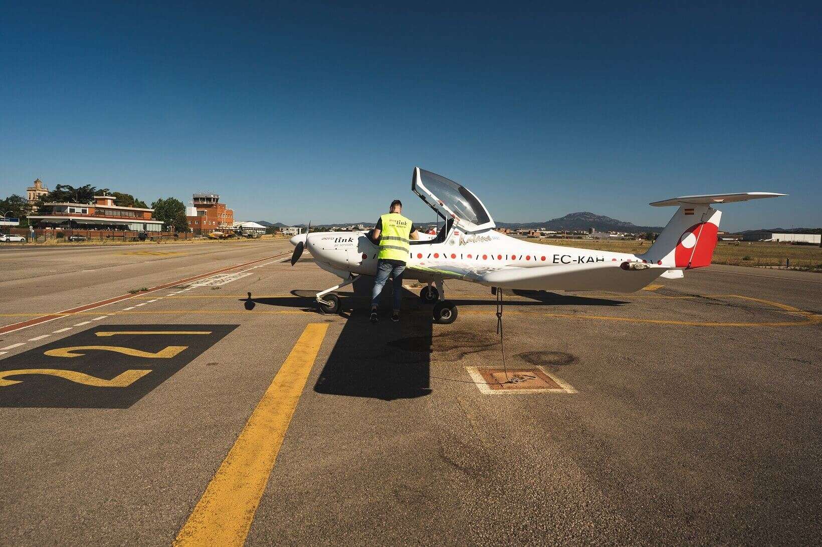 piloto preparando avioneta