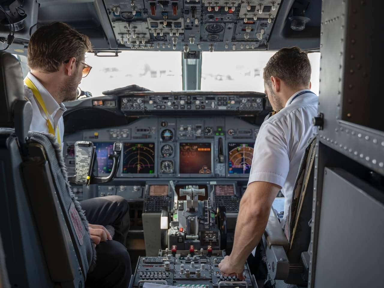 Pilotos en avión